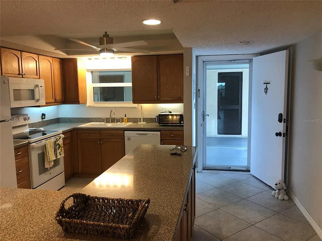 2 bed, 2.0 bath, 1388 sqft, $1,950 — Photo 3