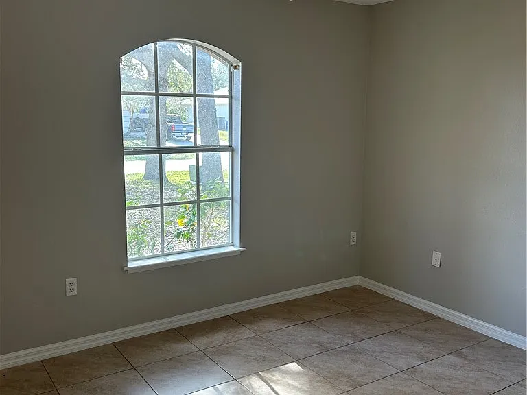 486 Biscayne Ln — Photo 1