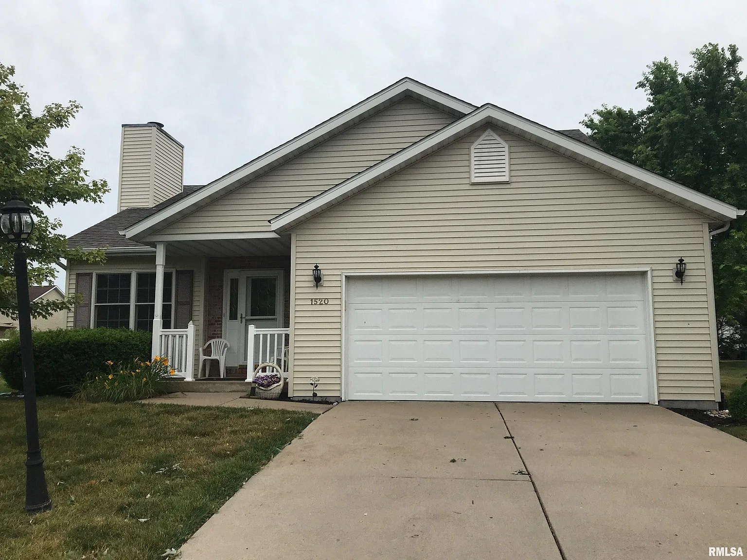 1520 Willow Dr photo 1