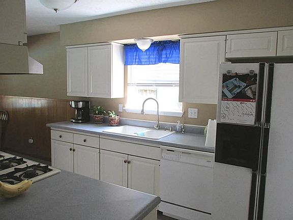 L SHAPED KITCHEN WITH GAS STOVE TOP, GAS