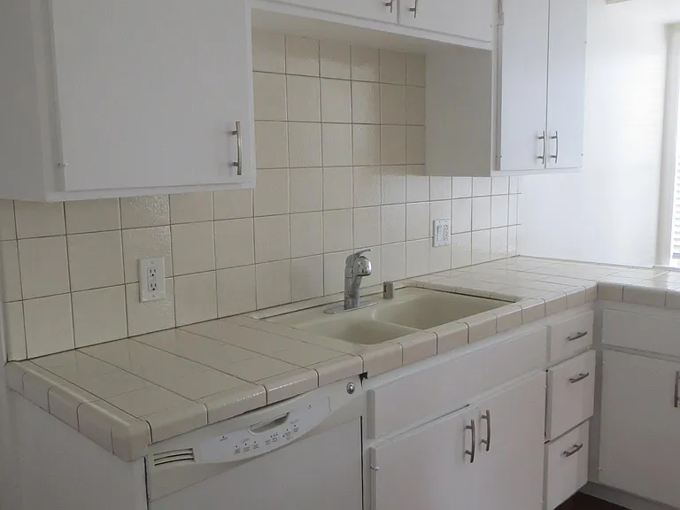 147 Mariposa Ave #F — Photo 16