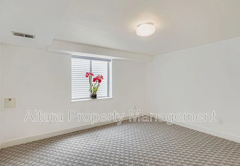 287 S Holly St — Photo 17
