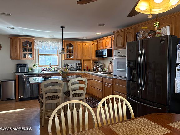 2nd image of 120 Whalepond Road