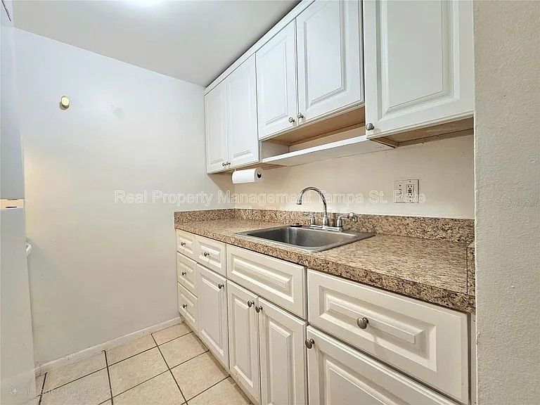 613 Lyndhurst St — Photo 4