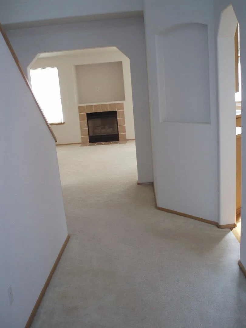 Beautiful 3 Bed 2.5 Bath in Tacoma — Photo 2