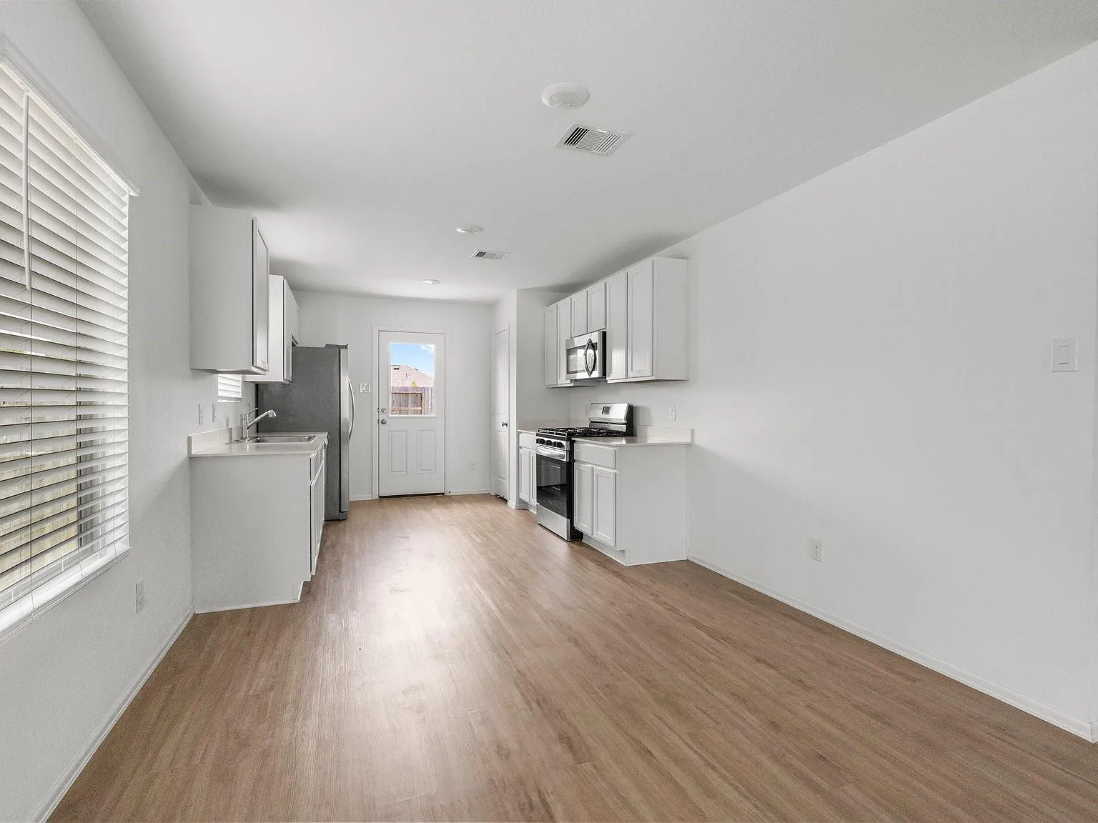 3 bed, 2.0 bath, 1230 sqft, $1,795 — Photo 4