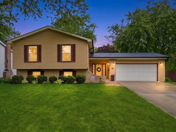 1940 Brentwood Ln E, Wheaton, IL 60189