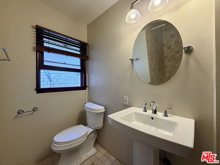 6871 Pacific View Dr — Photo 16