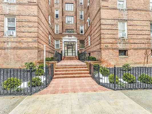 Sold by REMAX Distinguished Homes | media 37