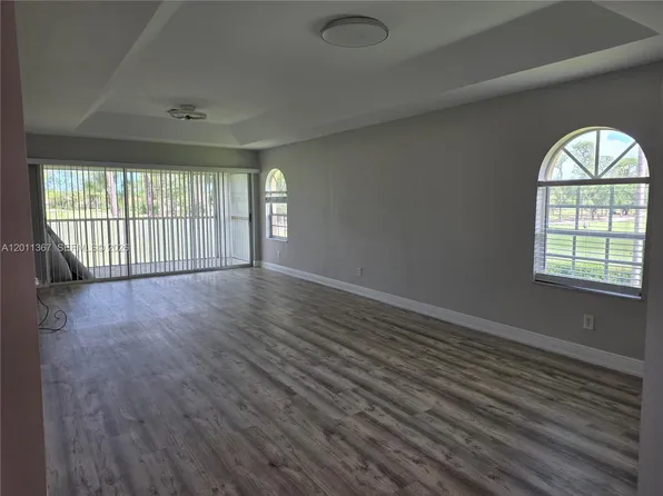 575 Augusta Blvd APT 8, Naples, FL 34113