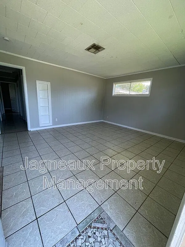 3 bed, 1.0 bath, 1040 sqft, $1,000 — Photo 2