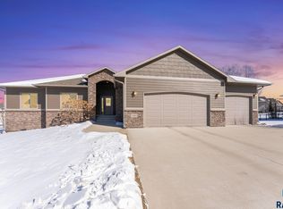 2400 S Durango Cir, Sioux Falls, SD 57110