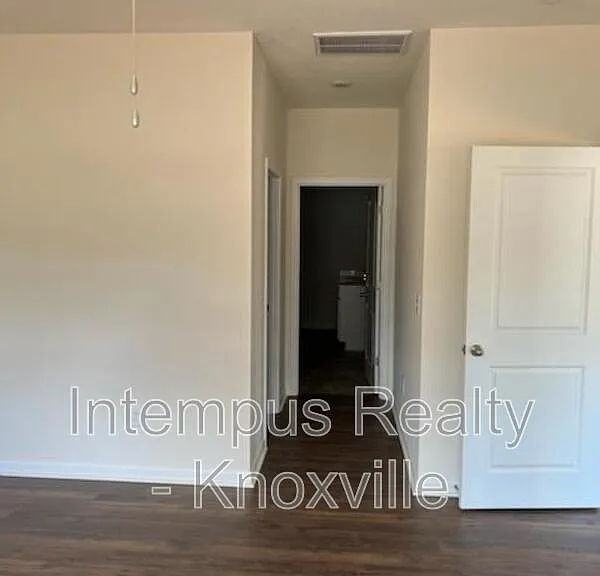 1311 Hampton Place Cir — Photo 3