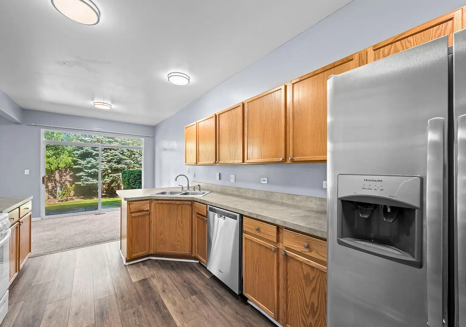 3 bed, 3.5 bath, 2018 sqft, $2,950 — Photo 2