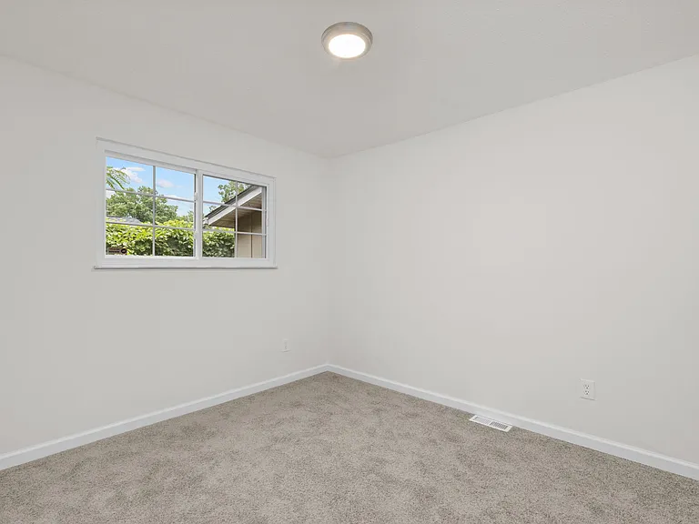 1392 Langholm Dr — Photo 11