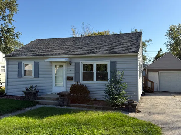 31 Walnut Pkwy, Crown Point, IN 46307