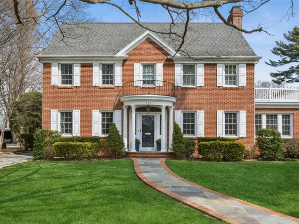 111 Arthur Street, Garden City, NY 11530