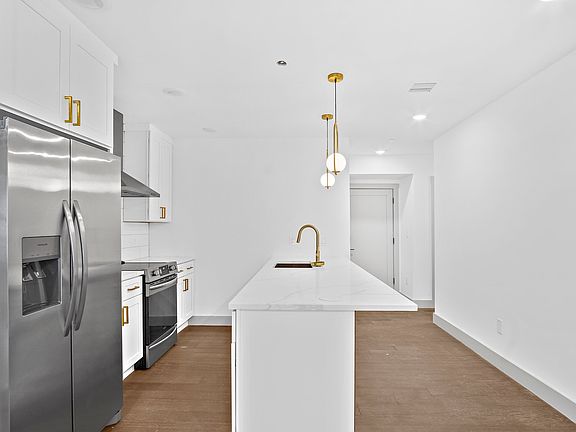 4th image of 127 E Cottage St #5