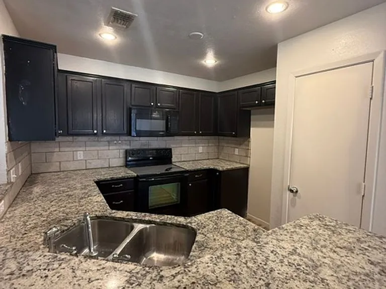 3933 Wake Forest Ln — Photo 6