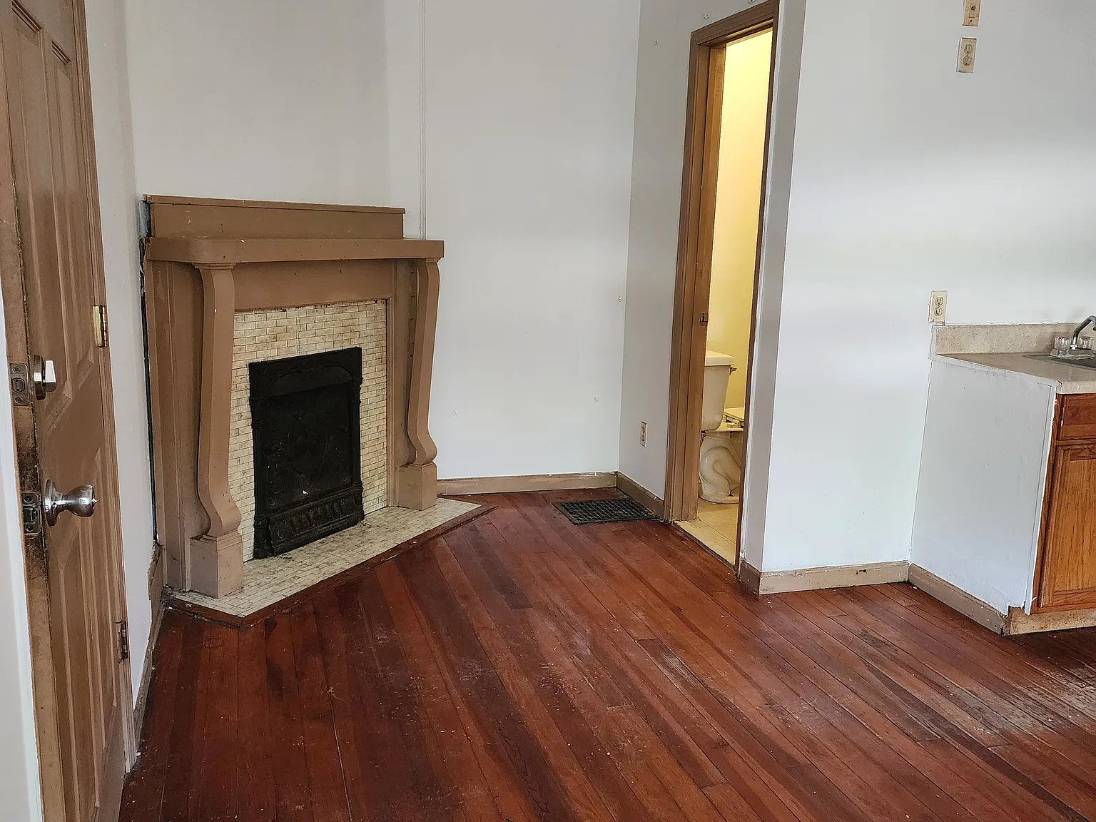 Studio, 400 sqft, $650 — Photo 1