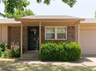 664 SW 12th St, Moore, OK 73160