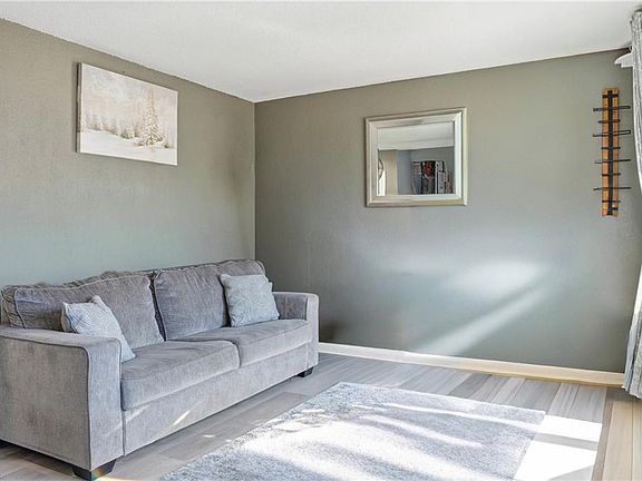 4th image of 1527 Grove St