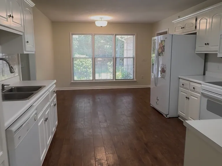 1129 Bartlett Dr — Photo 3