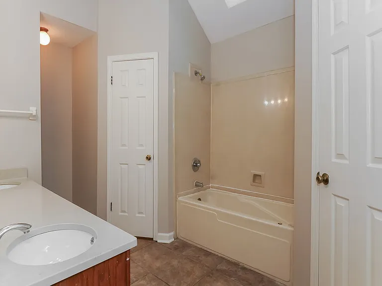 2590 Laurelcrest Dr — Photo 10