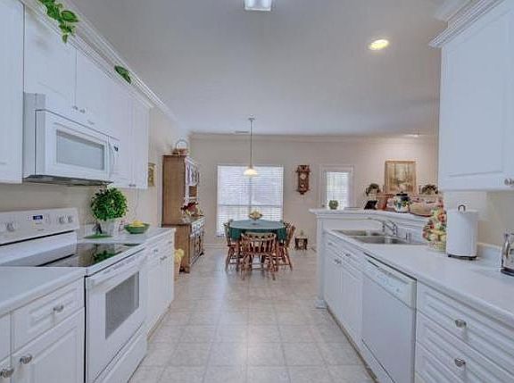 3rd image of 904 Castlemaine Ct