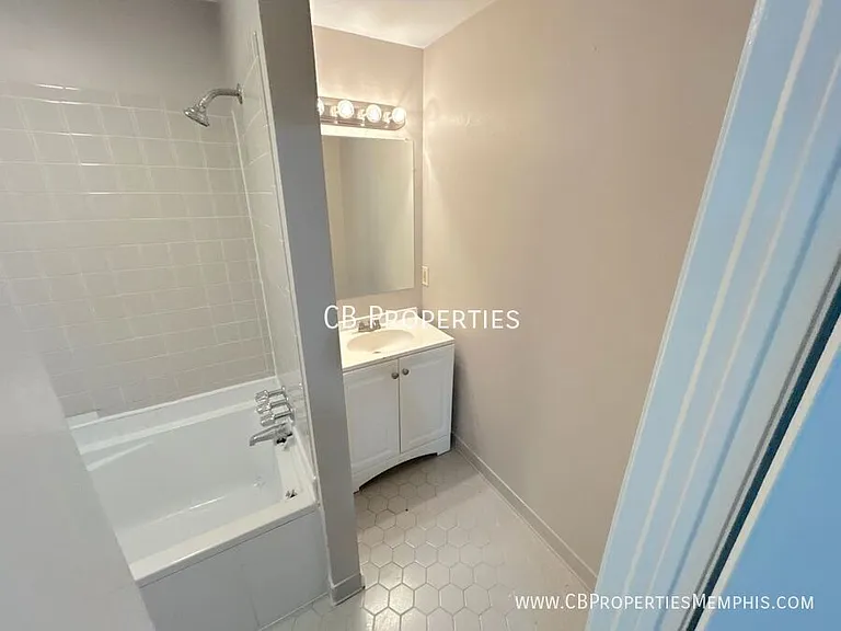 1018 McEvers Cir — Photo 8