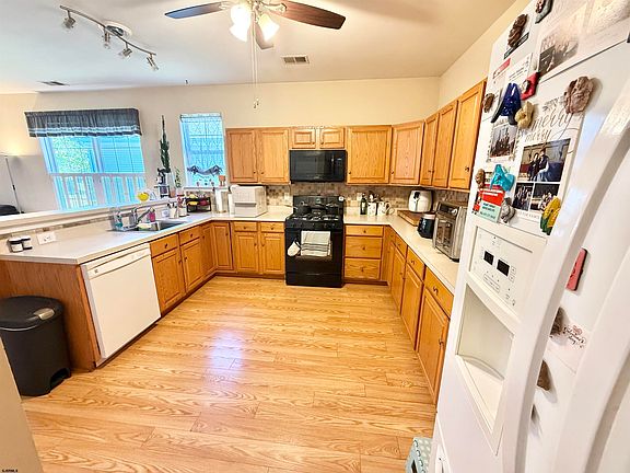 4th image of 564 Carlisle Ln