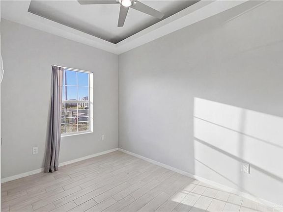 5th image of 804 Hawk St