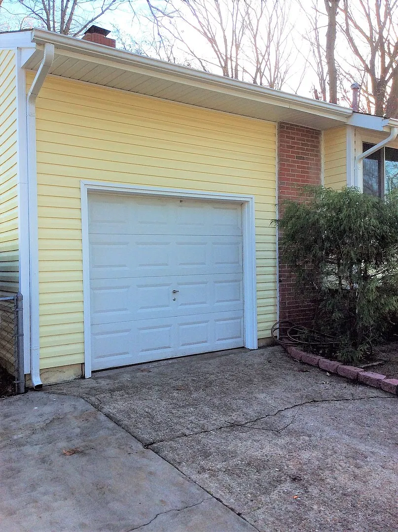 Aragona Village home with an attached Garage & Private Backyard — Photo 3