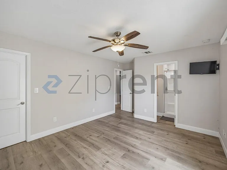 518 E King St — Photo 15