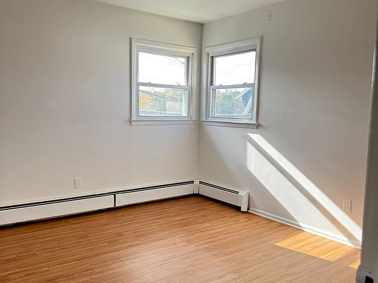 131 Roslyn Rd #1 — Photo 8