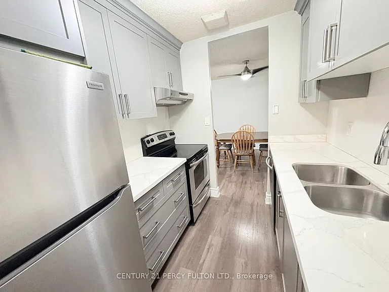 936 Glen St #106 — Photo 5