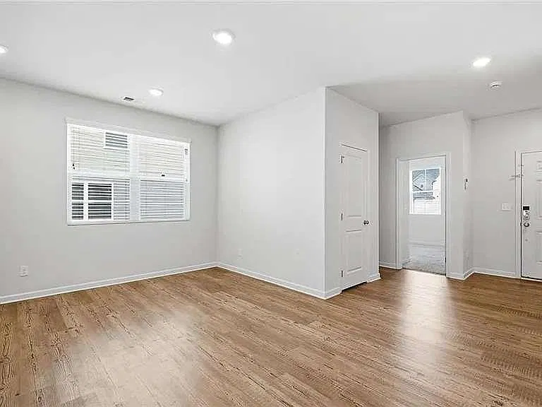 5 bed, 3.0 bath, 2884 sqft, $2,800 — Photo 4
