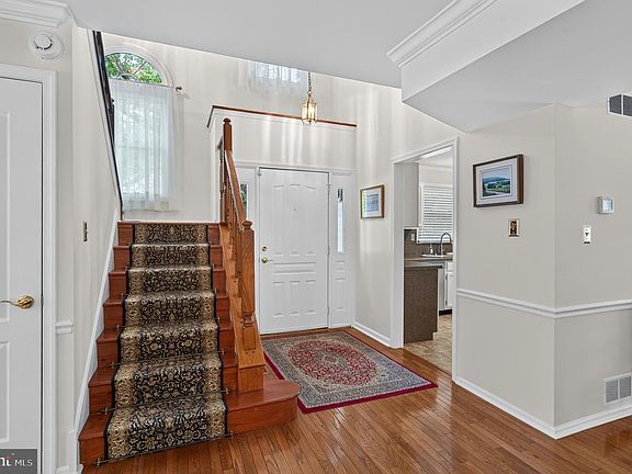 5th image of 299 Carmen Dr