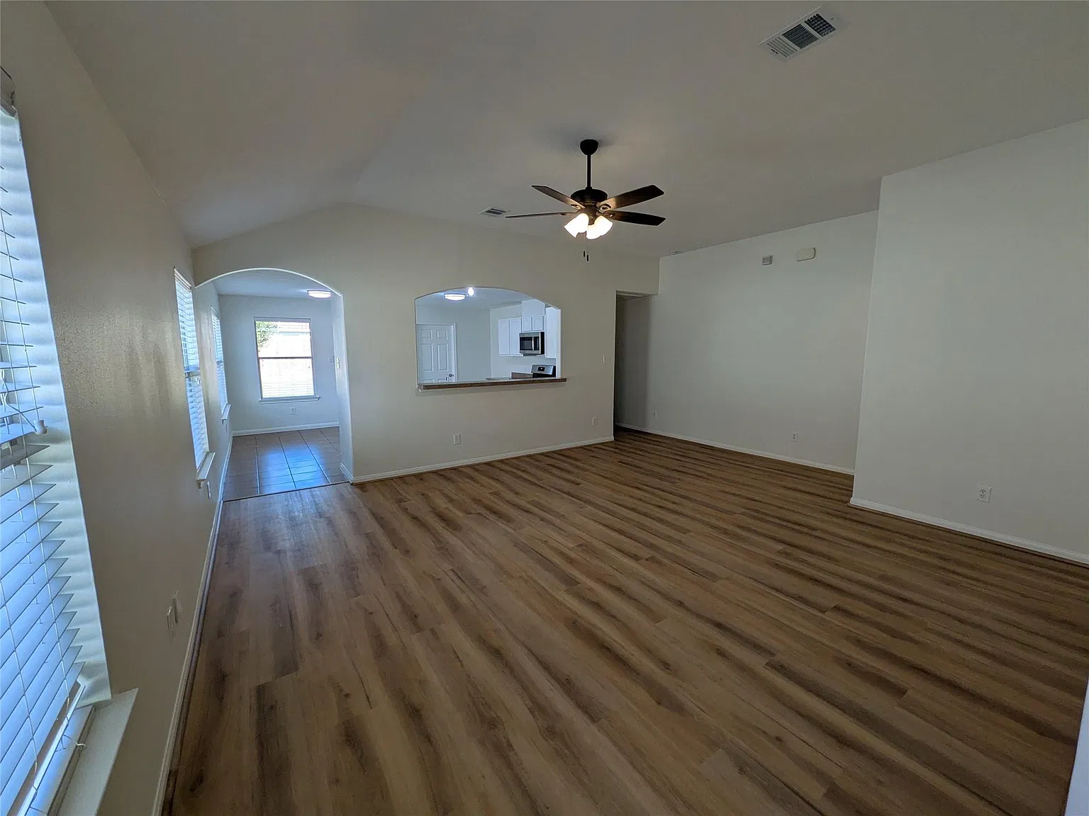 3 bed, 2.0 bath, 1454 sqft, $2,000 — Photo 3