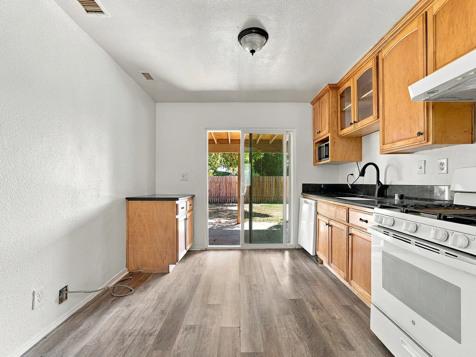 3 bed, 1000 sqft, $3,200 — Photo 2
