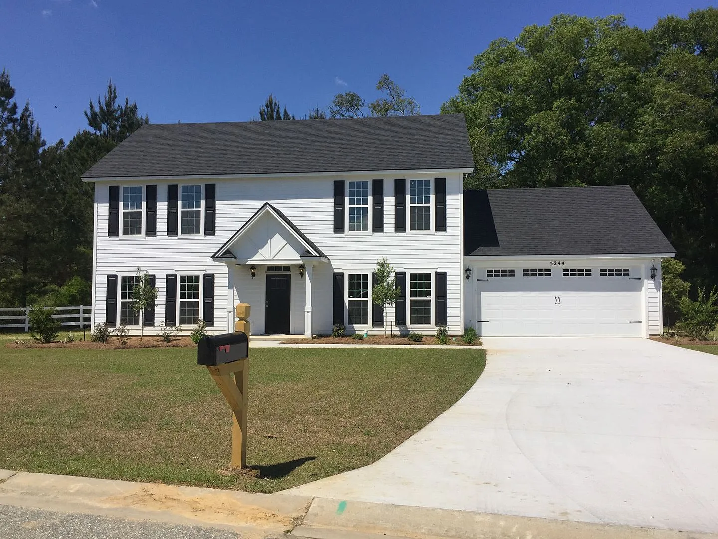 Stunning 4BR/3.5BA Hahira Home Near Stone Creek Golf Course! — Photo 1