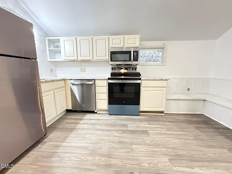 1421A Lynn Rd — Photo 3