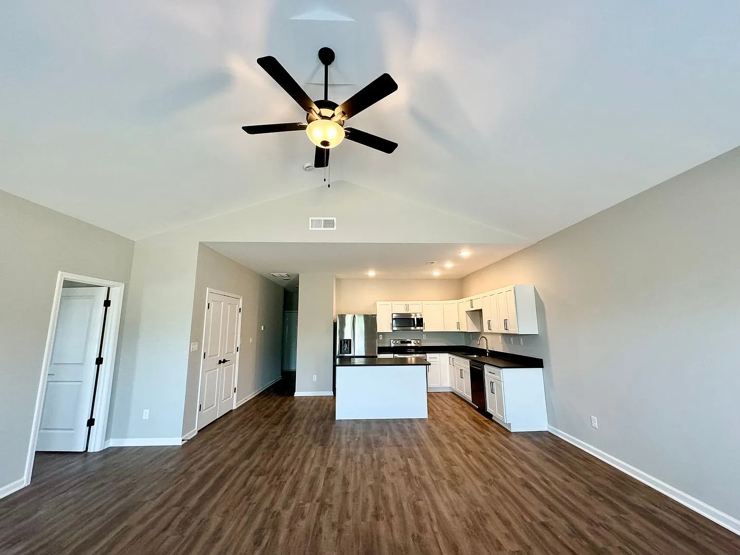 3 bed, 1384 sqft, $2,199 — Photo 3