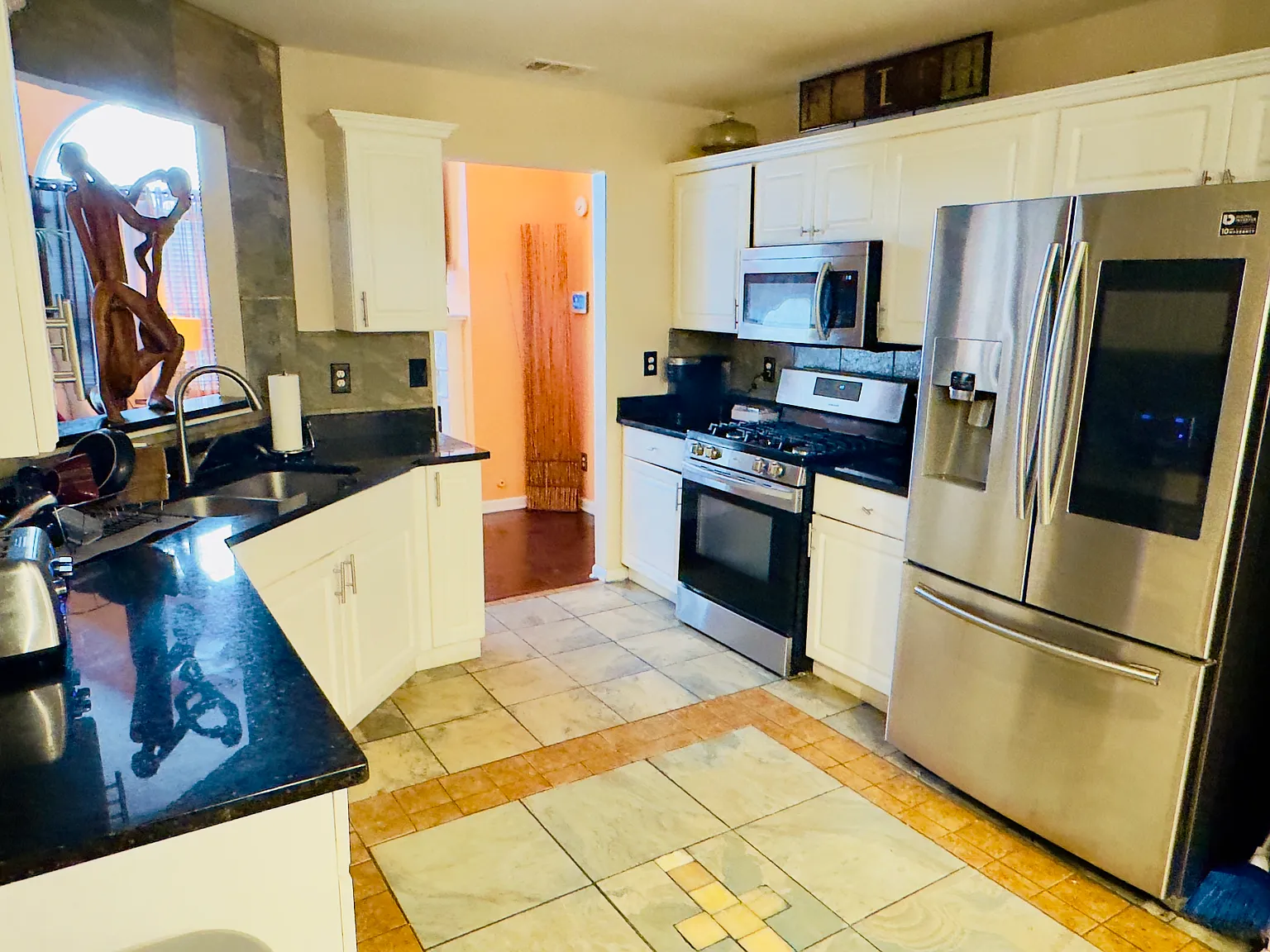 5 bed, 4500 sqft, $900 — Photo 4