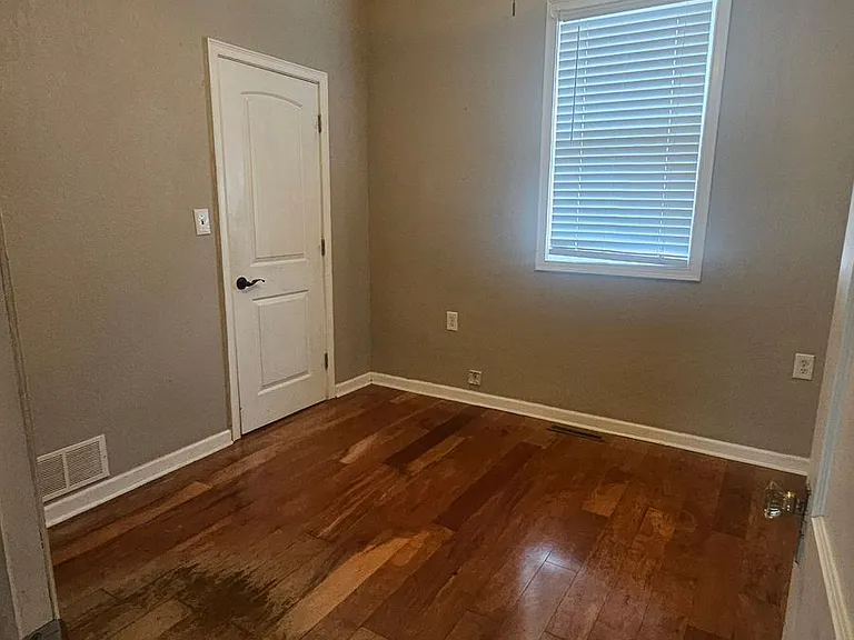 133 S Chicago Ave — Photo 6