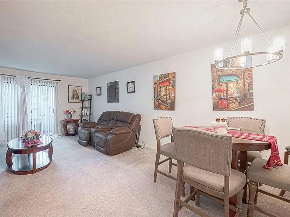 3075 Walnut Bend Ln APT 28, Houston, TX 77042