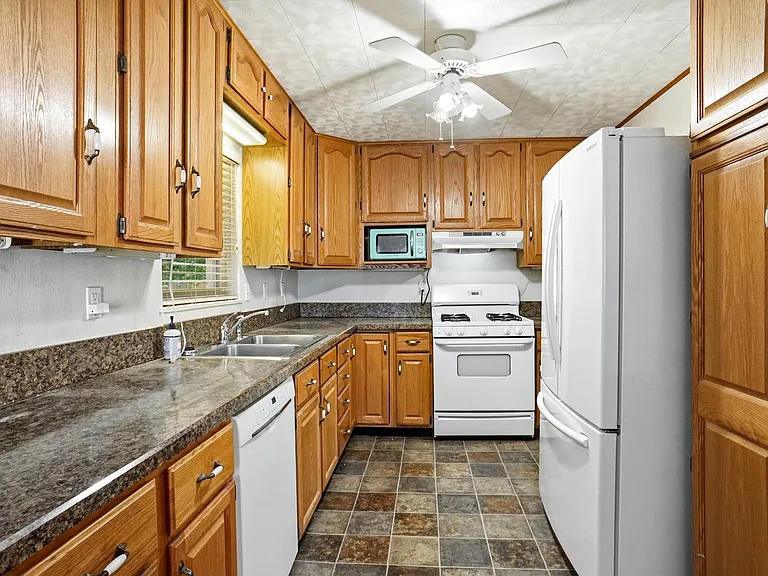 900 Emery St — Photo 15