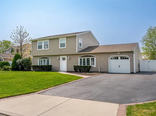 10 Thrasher Avenue, Bellport, NY 11713