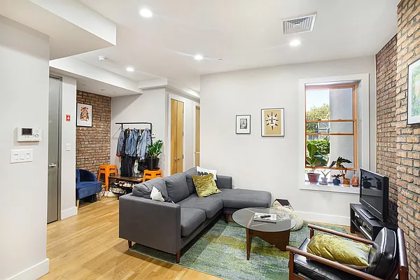 Rented by MNS | media 11