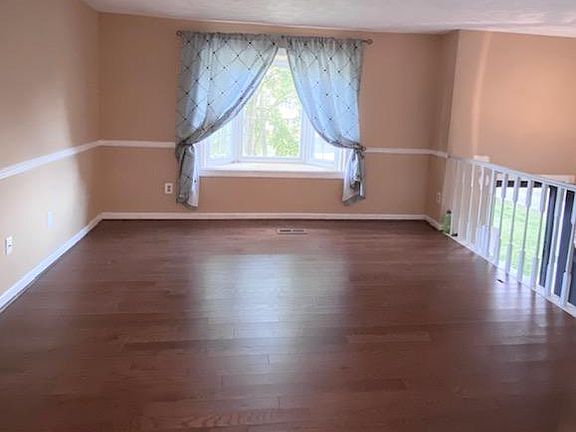Living room w/Bay window